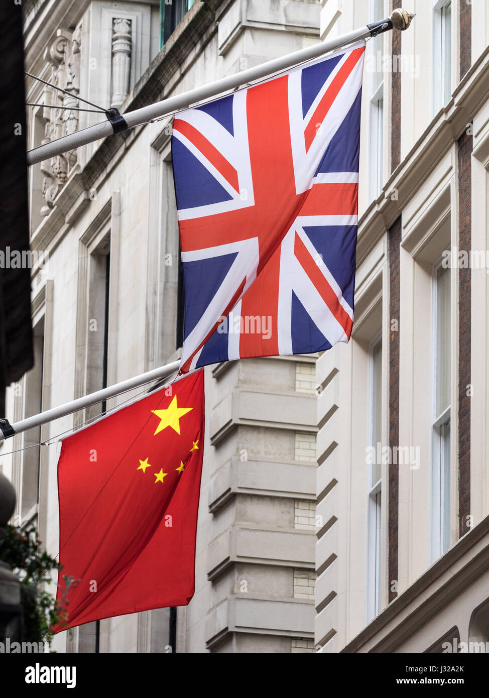 Britischen und chinesischen Flaggen hängen im Londoner Finanzviertel in Central London UK Stockfoto