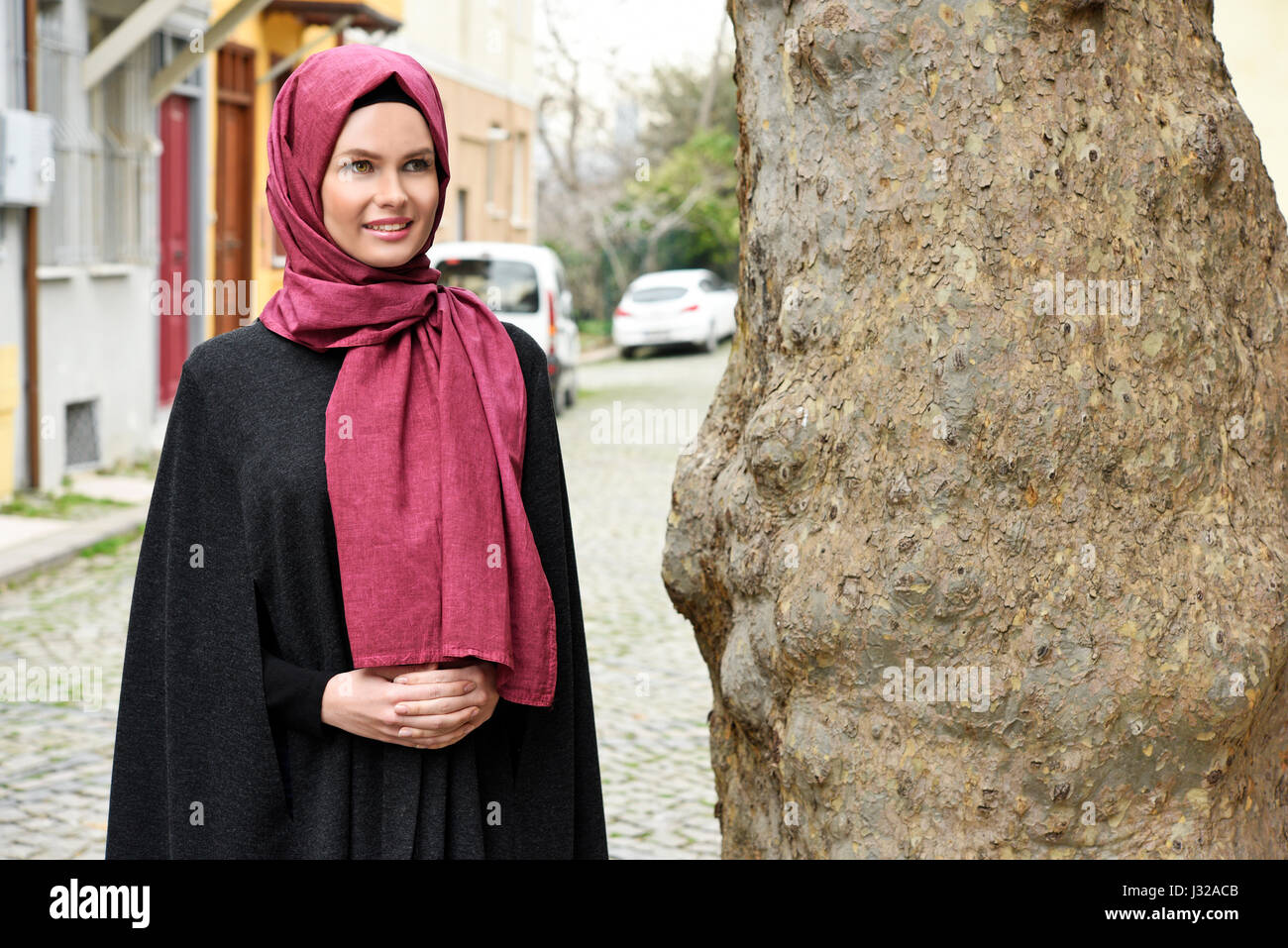 wunderschöne muslimische Frau in Schal Stockfoto