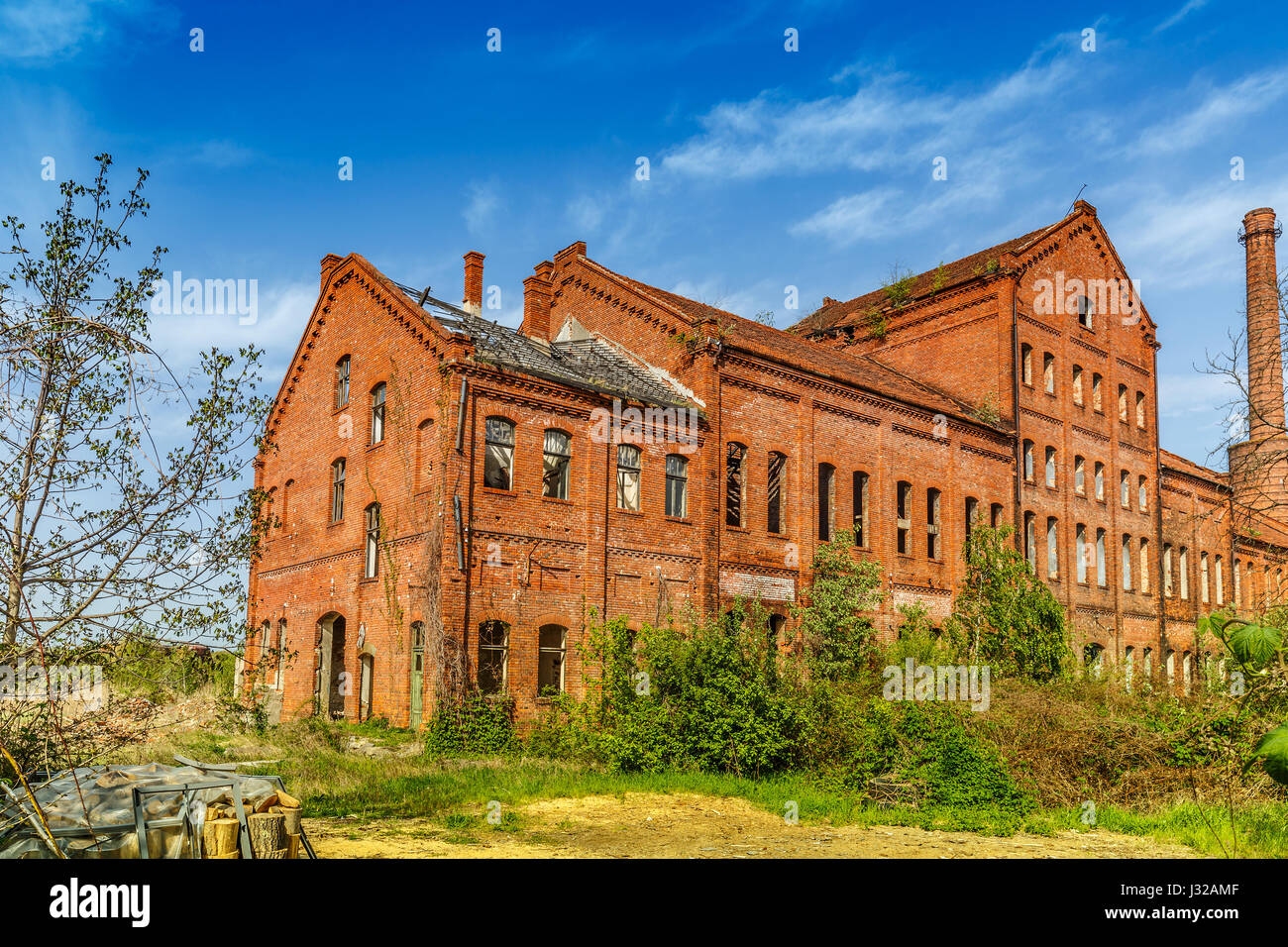 Verlassenen urbanen Backsteinbau mit zerbrochenen Fensterscheiben Stockfoto