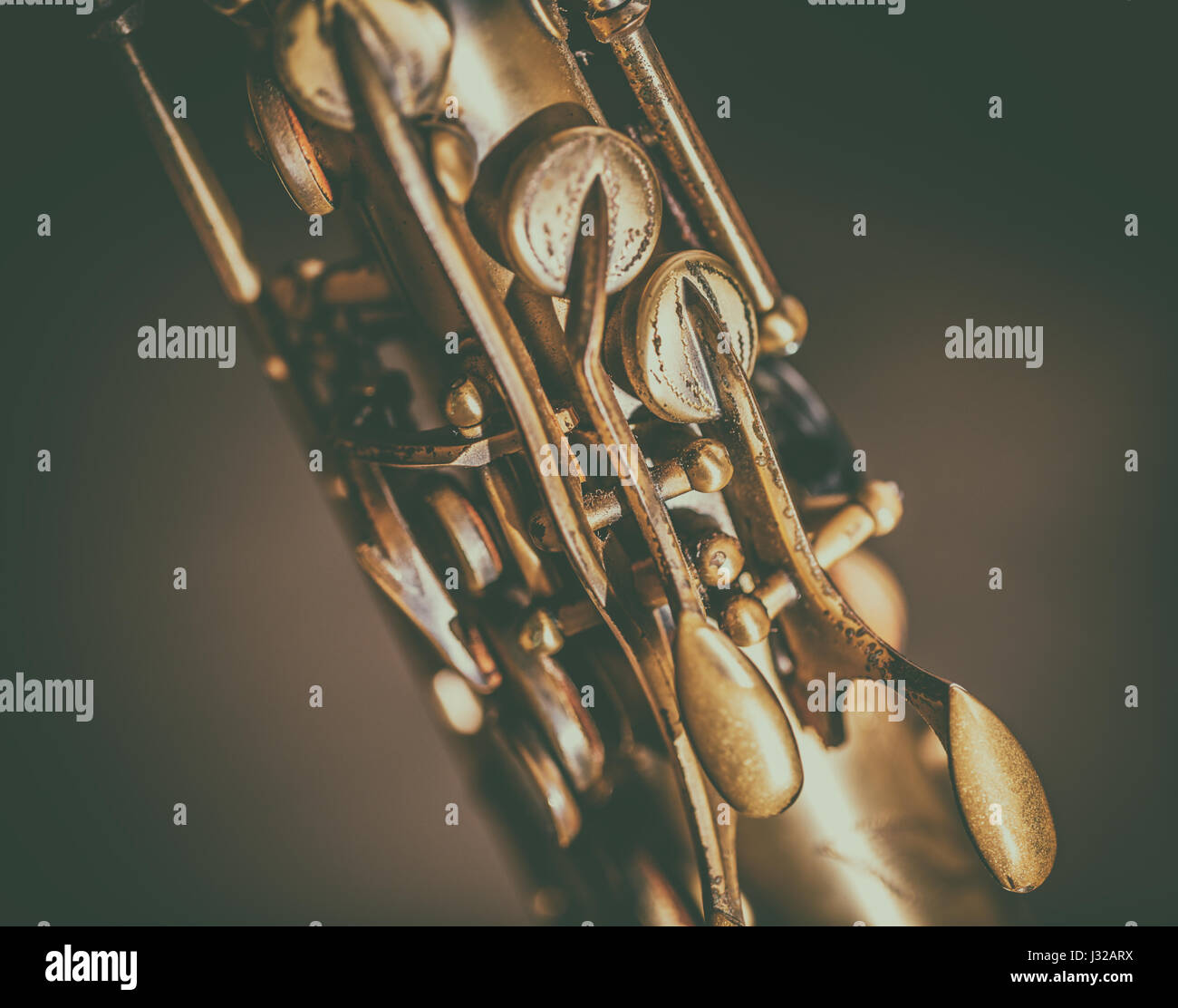 Detail der Saxophon-Tasten auf dunklem Hintergrund Stockfoto