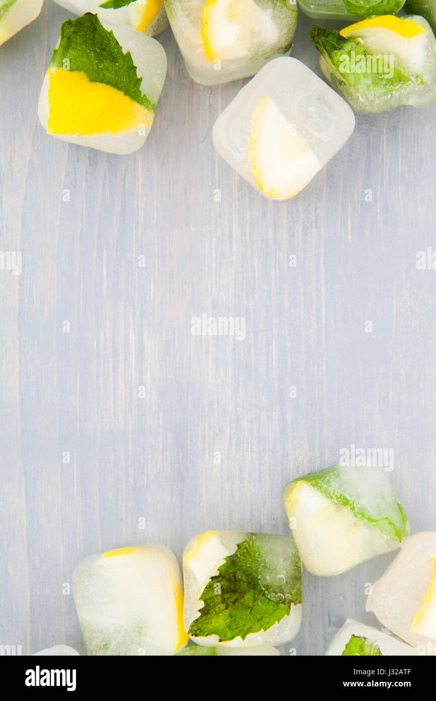 Essen-Hintergrund mit Zitrone und Minze Eiswürfel Stockfoto