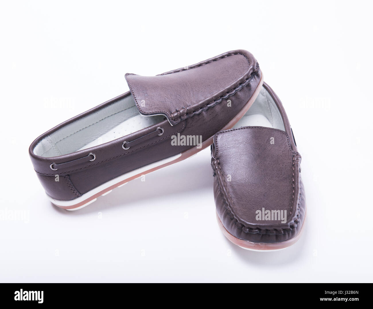 Modische braune Schuhe isoliert auf einem weißen Stockfoto