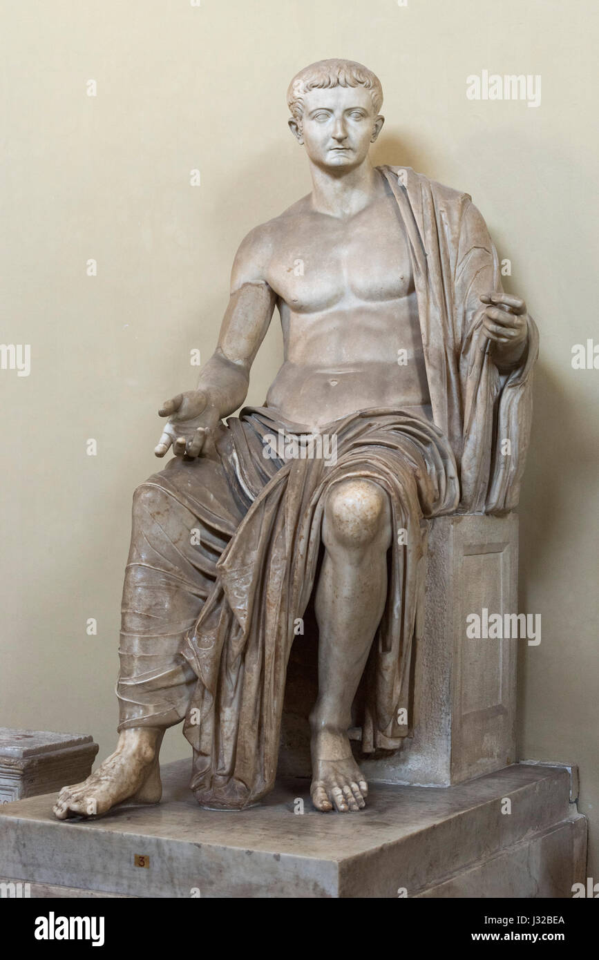 Rom. Italien. Sitzende Statue von Roman Emperor Tiberius, 1. Jahrhundert n. Chr., Museum Chiaramonti, Vatikanischen Museen. Musei Vaticani. Stockfoto