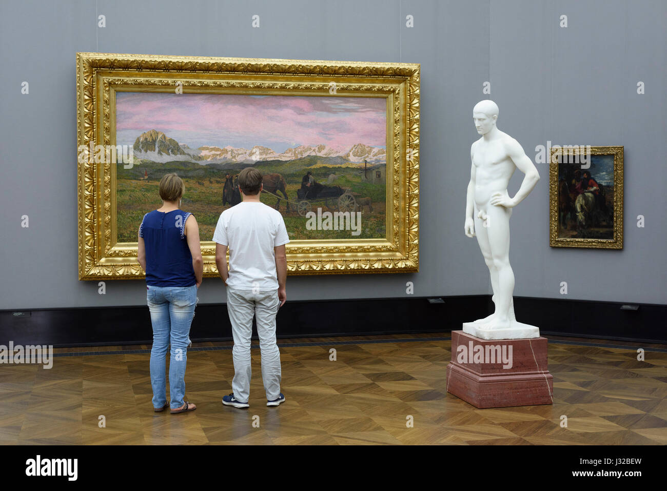 Berlin. Deutschland. Besucher betrachten Kunstwerke in der alten Nationalgalerie (Alte Nationalgalerie). Stockfoto