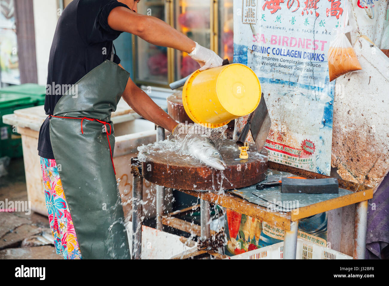 GEORGE TOWN, MALAYSIA - März 23: Mann bereiten die Fische zum Verkauf auf dem nassen Markt am 23. März 2016 in George Town, Malaysia. Stockfoto