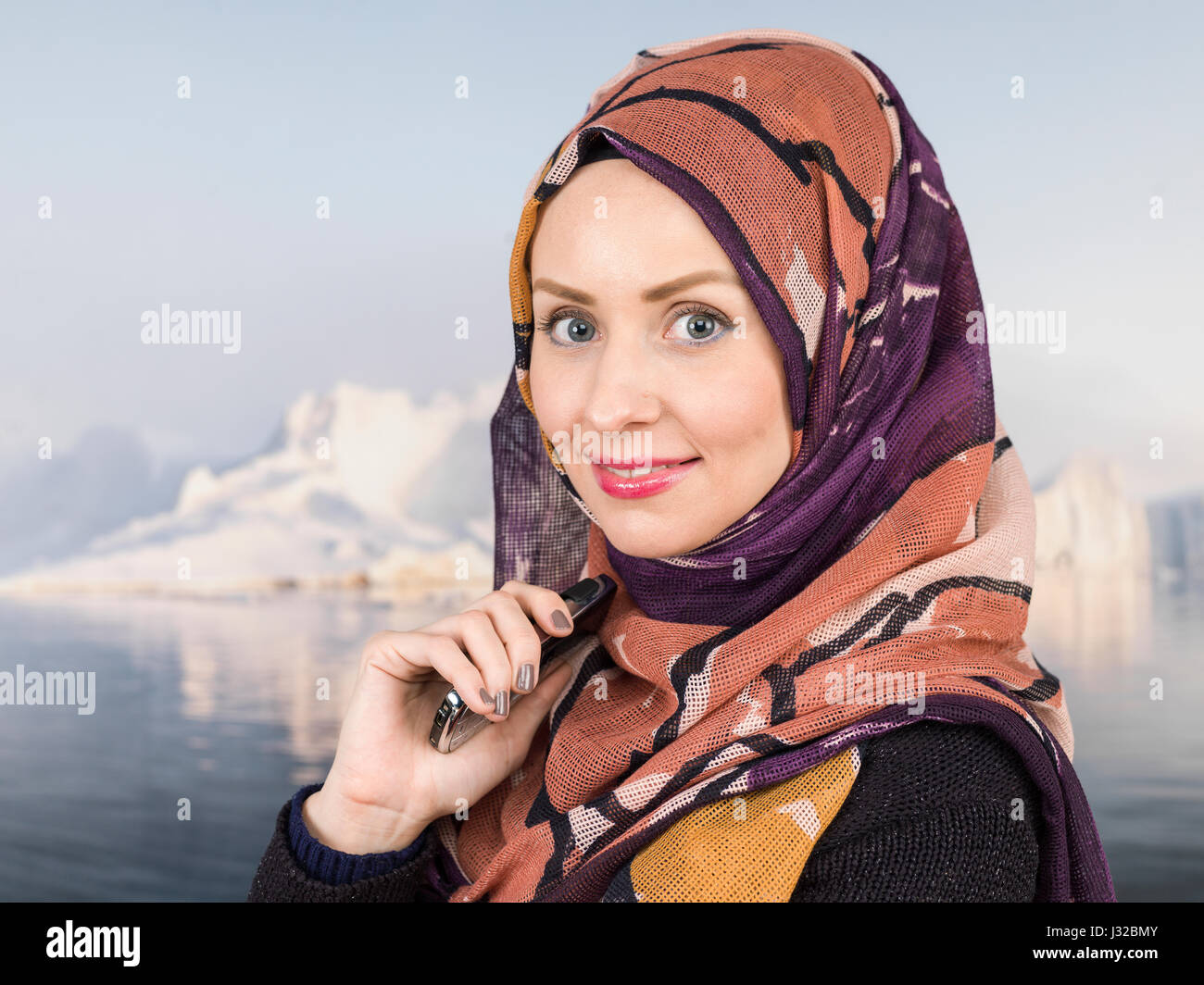 Junge glücklich Muslimin Verschleiß Schal Stockfoto