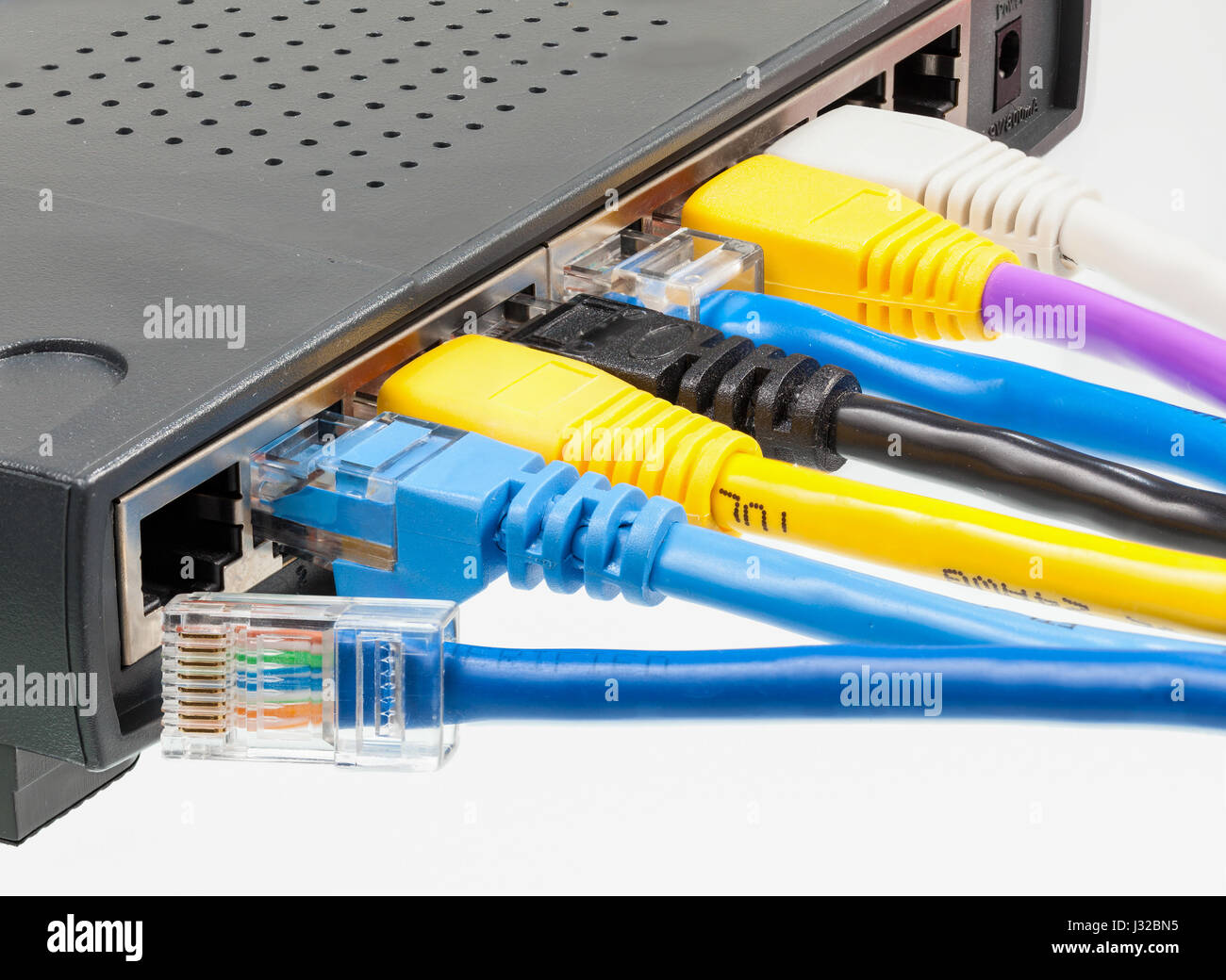 Stecker Cat 5e Ethernet Kabel in einem Netzwerk Router angeschlossen Stockfoto