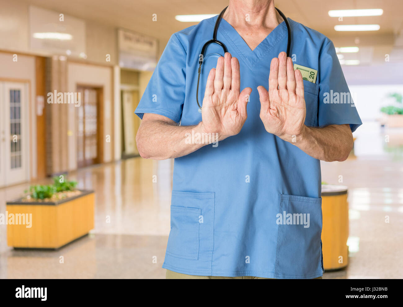 Arzt in Scrubs im Krankenhaus Einreiseverweigerung für Behandlung - Gesundheitswesen, Krankenversicherung Konzept Stockfoto