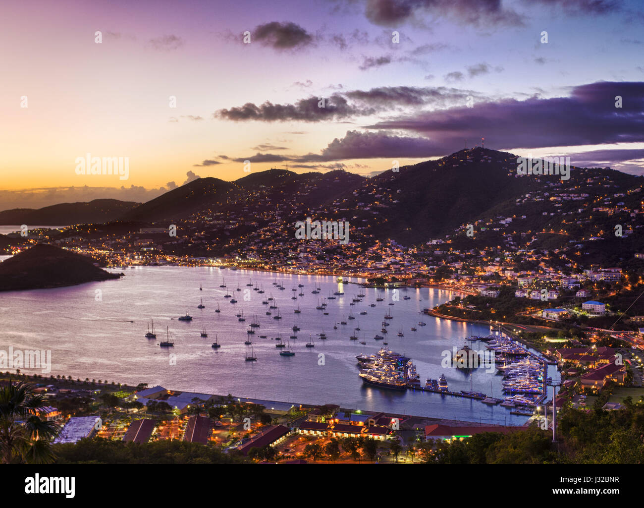 Charlotte Amalie, St. Thomas, Amerikanische Jungferninseln, Karibik, Blick auf den Hafen bei Sonnenuntergang Stockfoto