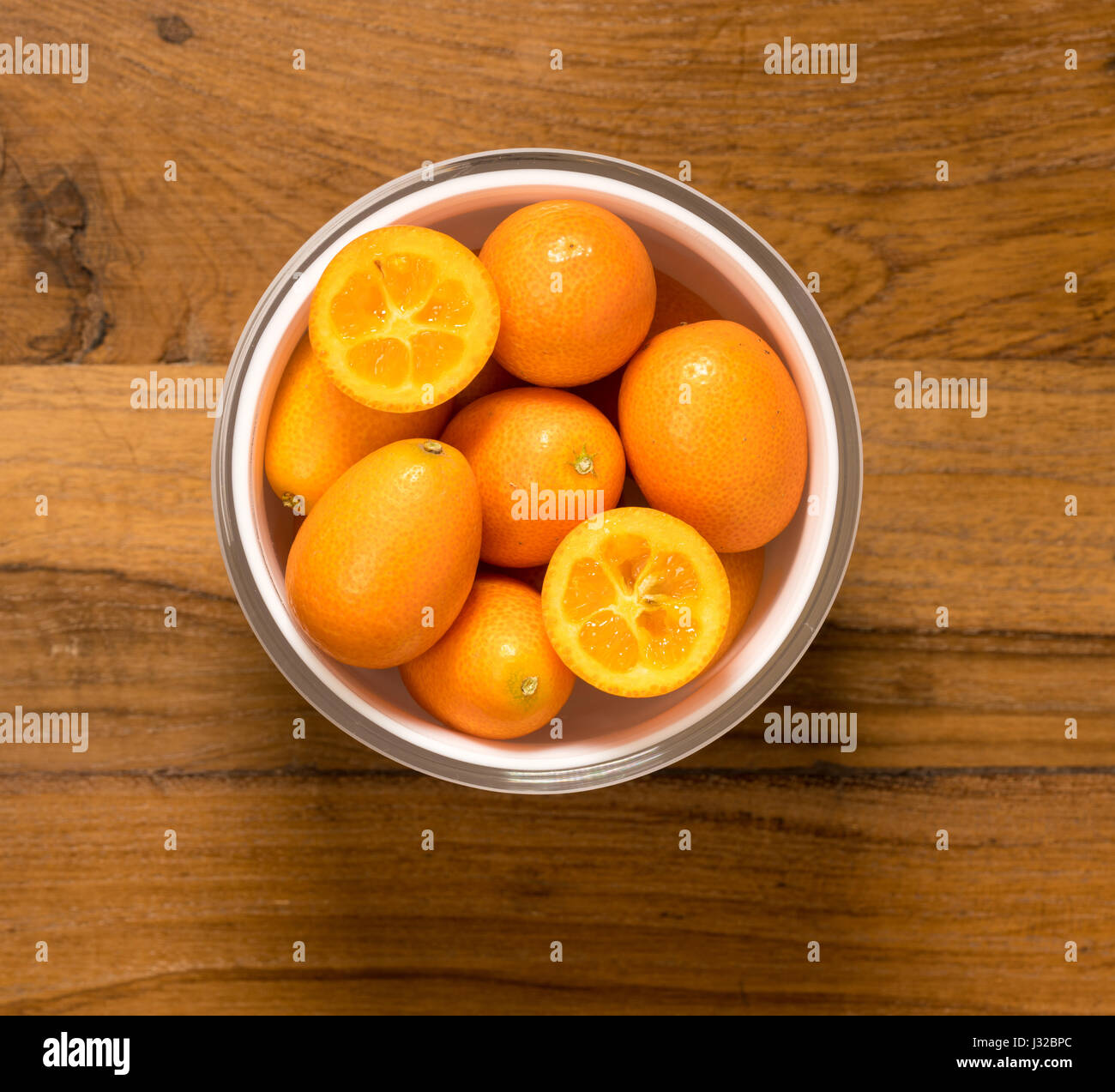 Kumquat Obst auf einem Holztisch Oberfläche Stockfoto