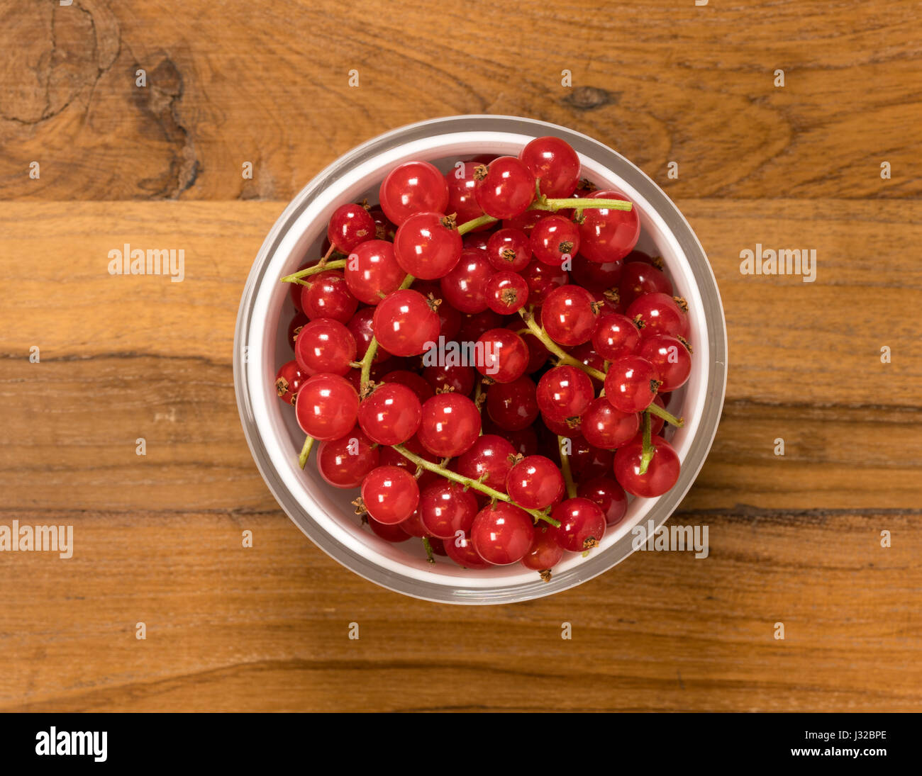 Rote Johannisbeeren oder rote Johannisbeeren Obst auf einem Holztisch Oberfläche Stockfoto