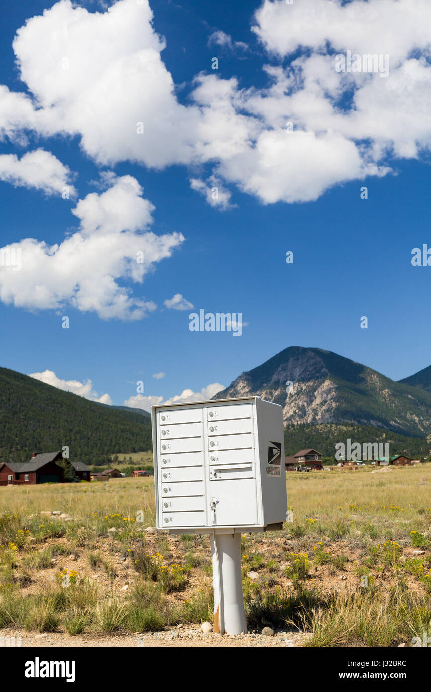 US-Postfach Container für ländliche Häuser von den Bergen von Colorado, USA Stockfoto