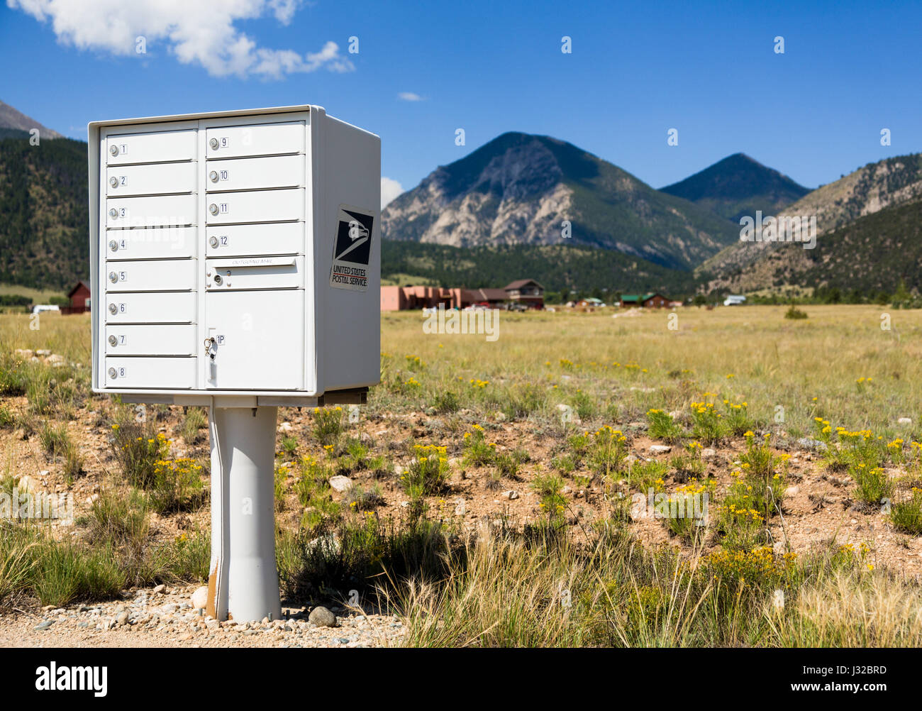 USPS Postfach Container für ländliche Häuser und Eigenschaften von Bergen von Colorado, USA Stockfoto