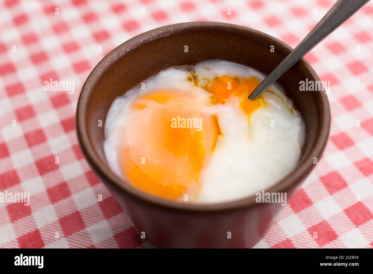Weich gekochtes Ei in Tasse Stockfoto