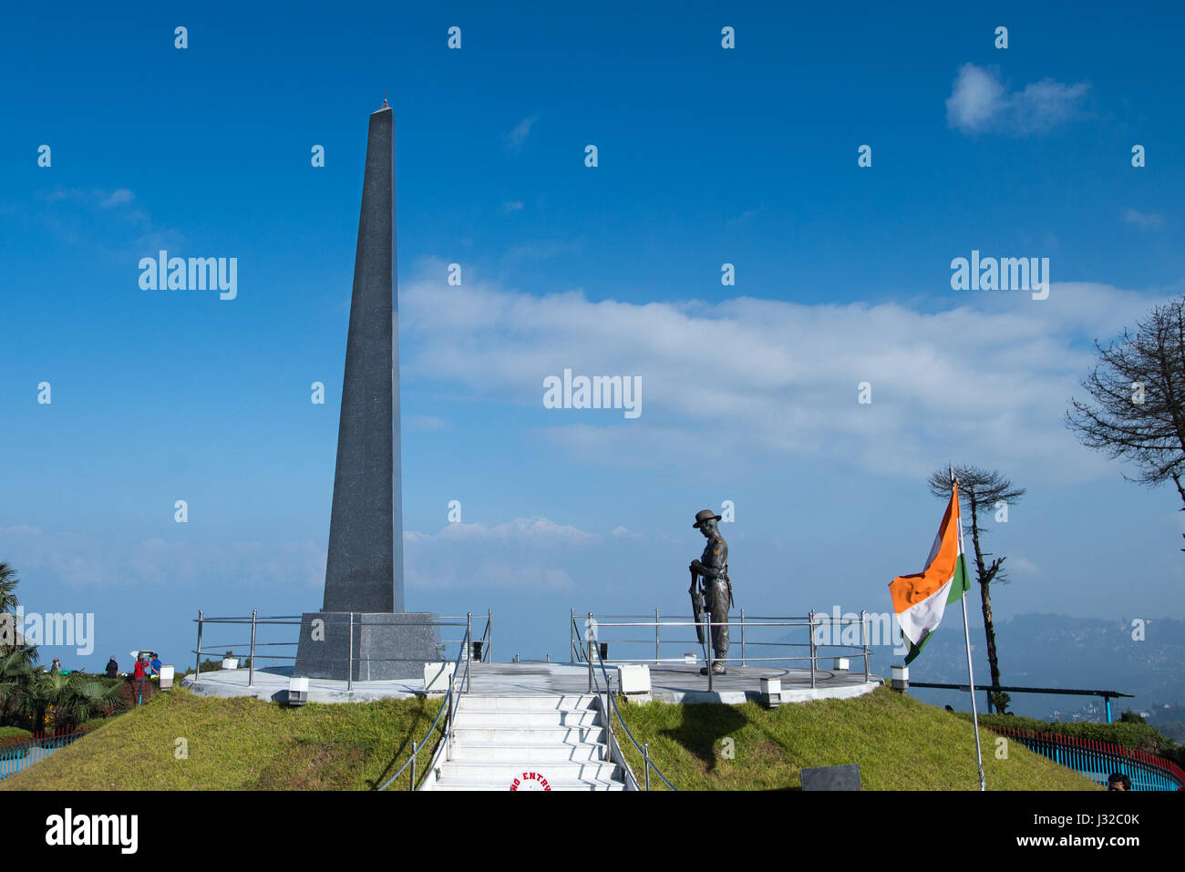 DARJEELING, Indien – 27. November 2016: Kriegerdenkmal in der Mitte des Gartens Batasia Loop mit Mt. Kanchenjunga im Hintergrund. Dies ist eine memori Stockfoto