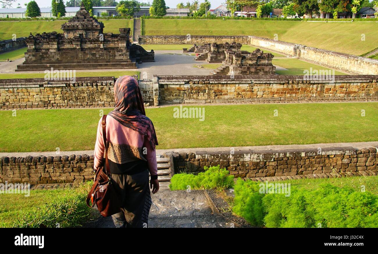 Ein Hijab-Reisender in Sambisari Tempel in Yogyakarta, Indonesien Stockfoto