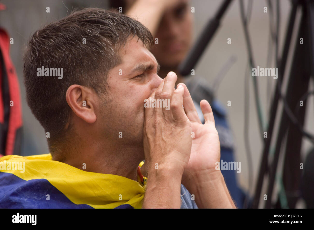 Ein Demonstrant Schrei während einer Demonstration gegen die venezolanische Regierung. Stockfoto