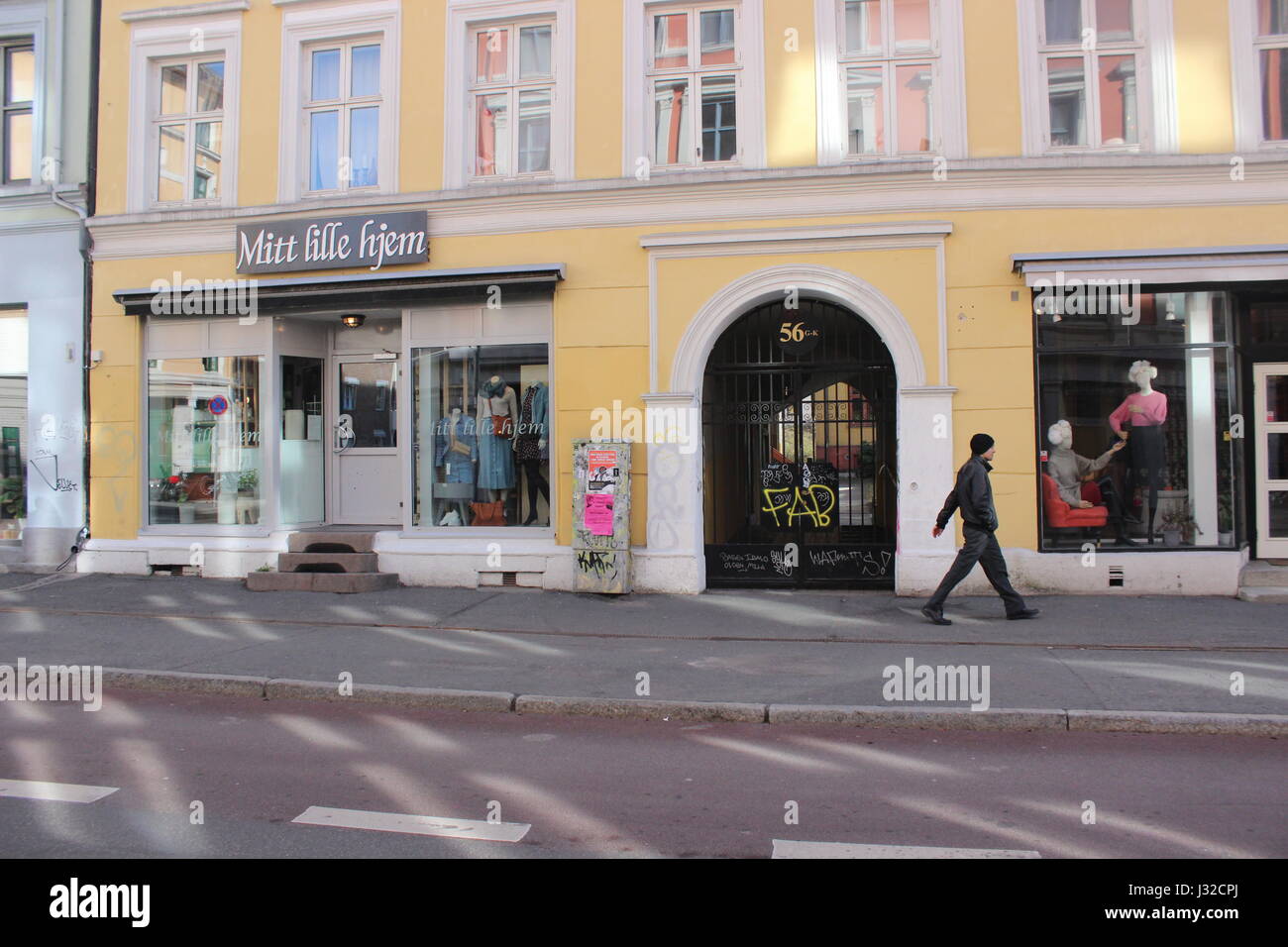 Das Leben auf der Straße in Oslo, Norwegen Mitt Lille hjem Store Stockfoto