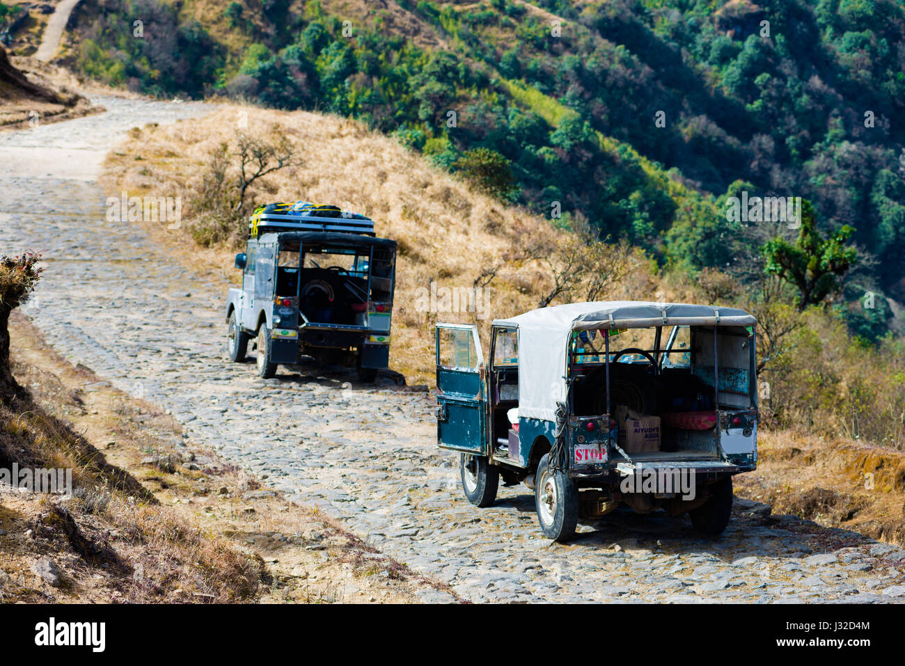 Zwei Jeeps besteigen eine Schotterstraße durch Singalila National Park.  Es ist der Weg zu Sankakphu und Phalut, die beiden höchsten Gipfel des Singalila range Stockfoto