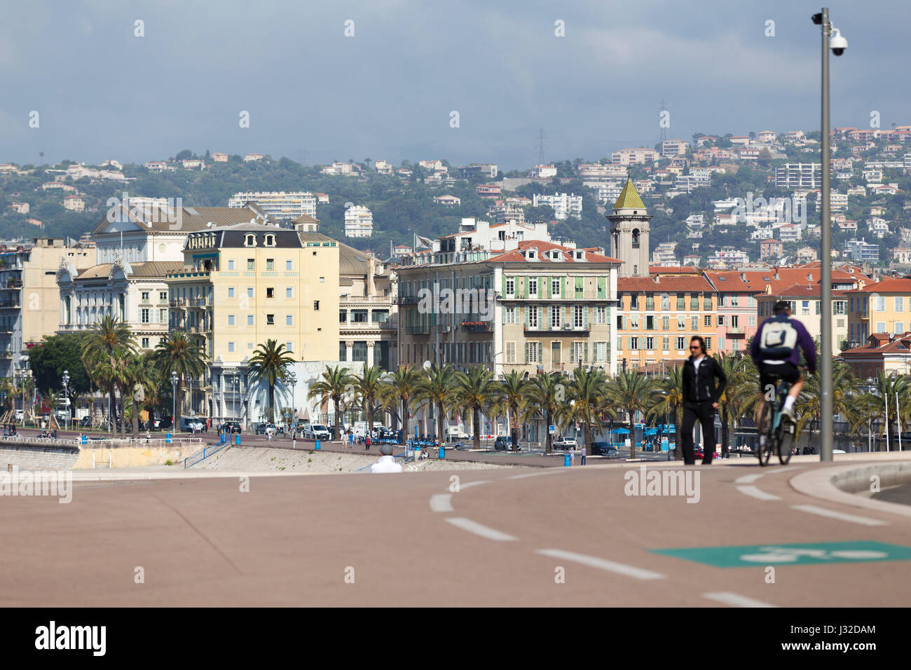 Blick aus dem Gehweg und Zyklus Weg rund um Pointe de Rauba-Capeu zum Zentrum von Nizza. Stockfoto