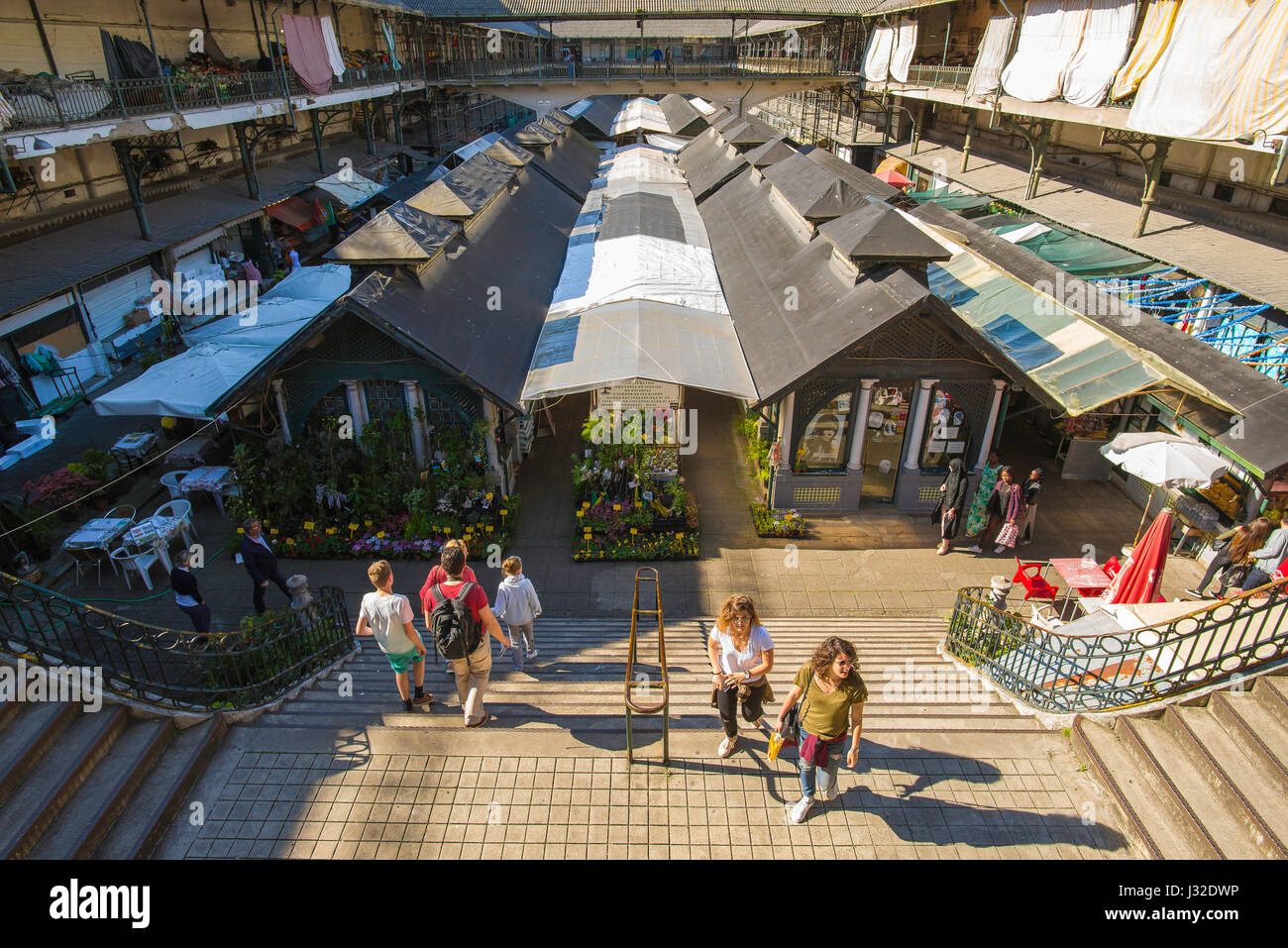 Market Europe, Blick im Sommer auf den Mercado do Bolhao, einen historischen Marktplatz in Galerien im Zentrum des Handelsviertels von Porto, Portugal. Stockfoto