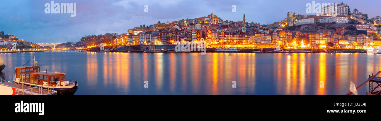 Altstadt von Porto während der blauen Stunde, Portugal. Stockfoto