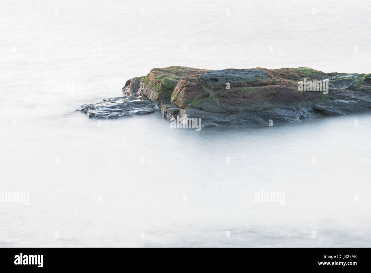 Meereswellen über Felsen am Cliff Walk in Rhode Island Stockfoto