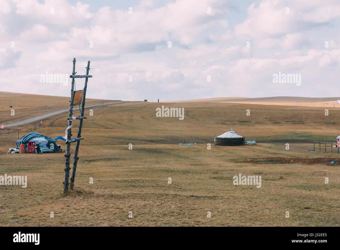 Gruppe von Jurten in der Mongolei Grünland mit blauem Himmel, horizontale Stockfoto