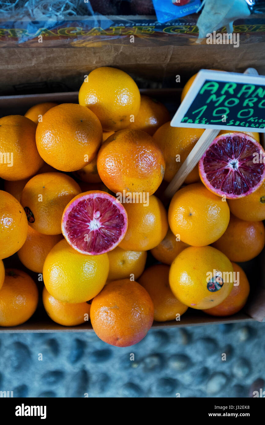 Blutorangen in einem Markt Stockfoto