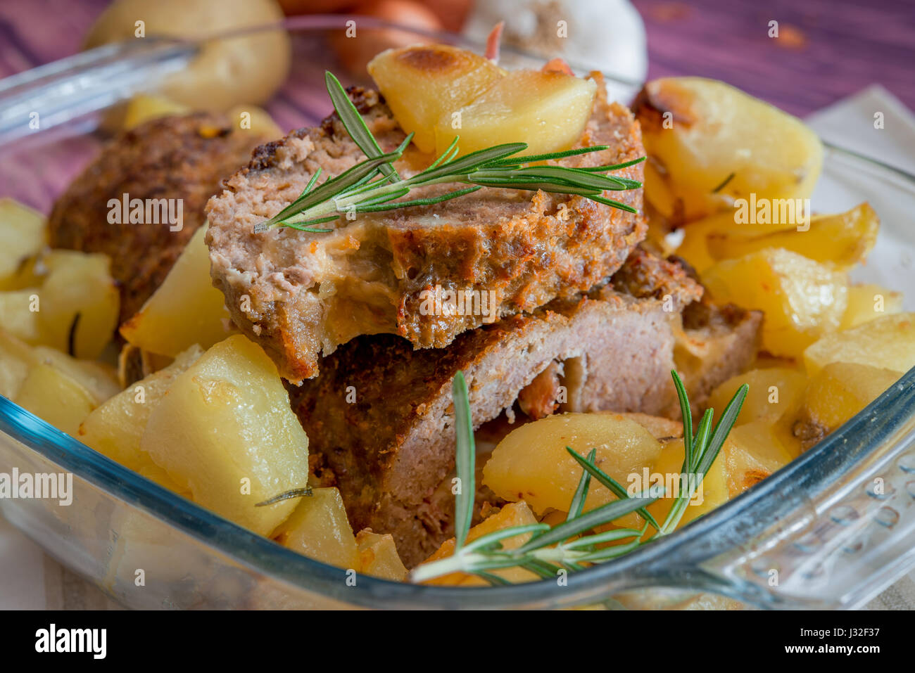 Hackbraten mit Speck und Ofenkartoffel Stockfotografie - Alamy