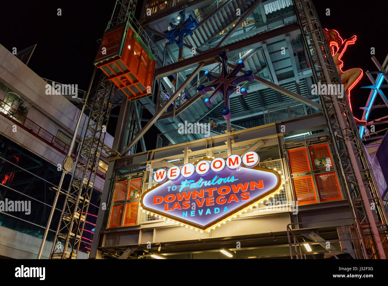 Nachtansicht des Willkommensschild der Fremont Street Experience, Innenstadt von Las Vegas, Nevada Stockfoto