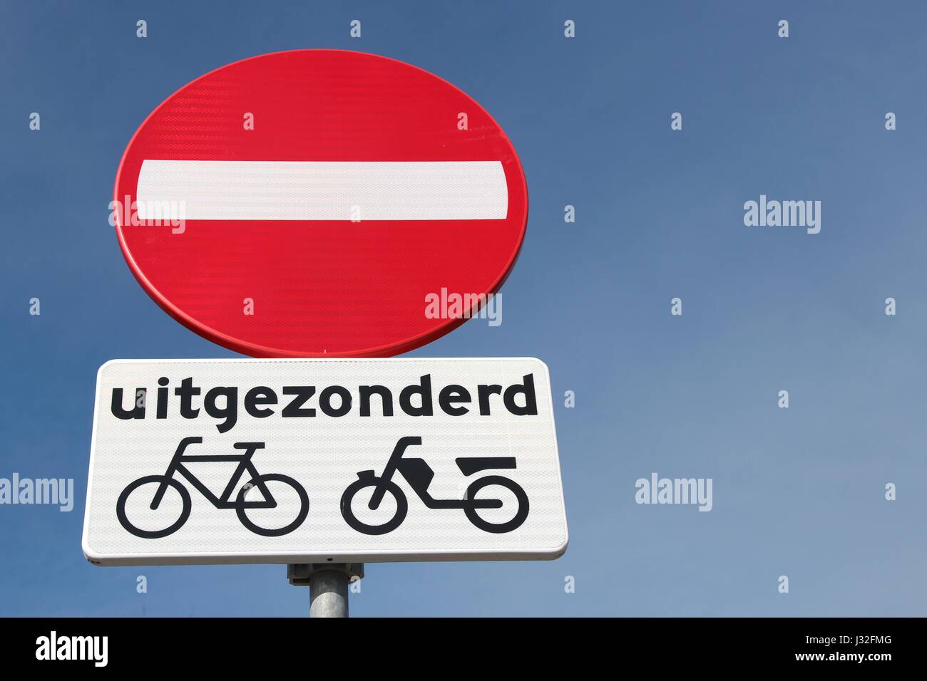 Niederländische Verkehrszeichen: kein Eintrag außer Pedal Zyklus und Mopeds Stockfoto