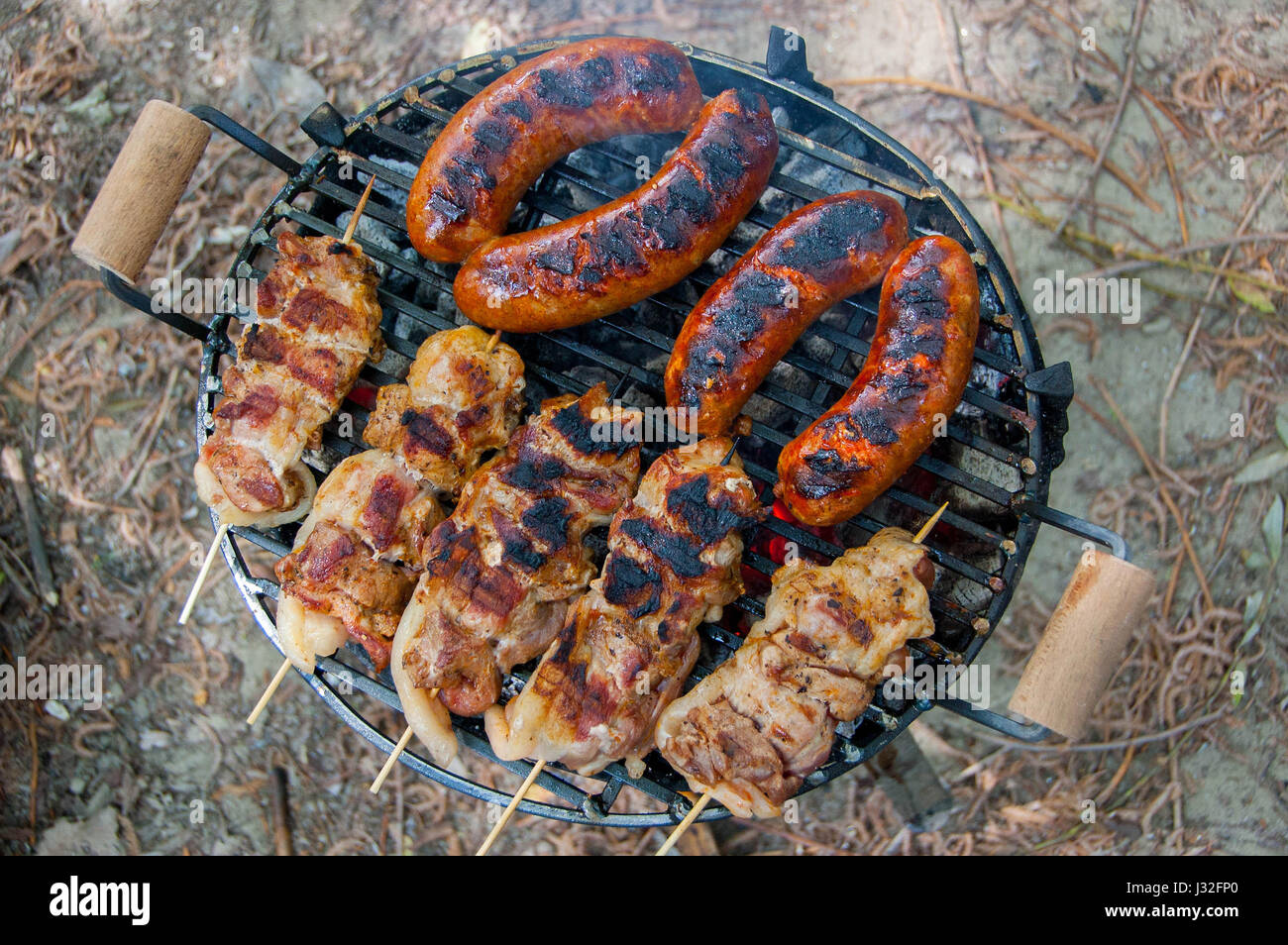 Barbecue-Grill mit Fleisch, Wurst und Schaschlik oder Schaschlik Stockfoto