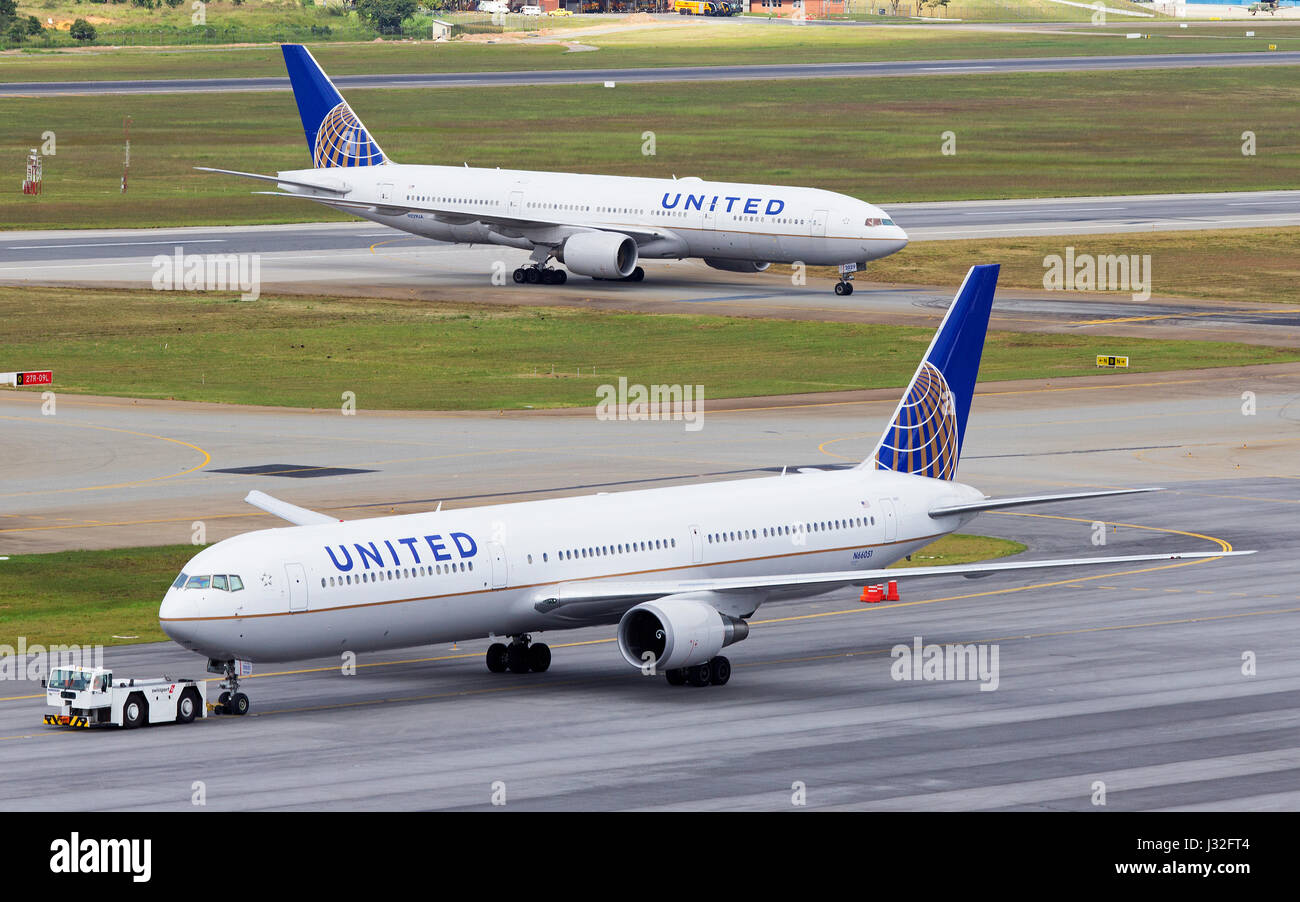 Zwei Flugzeuge, eine Boeing 767-400 und Boeing 777-200 sowohl von United Airlines am Flughafen Guarulhos, Sao Paulo Brasilien - 05.12.2015 Stockfoto