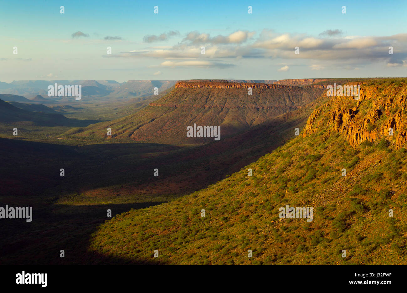 Namibia in der Kunene Region Damaraland, Grootberg Plateau mit Blick auf das Flusstal Klip Stockfoto