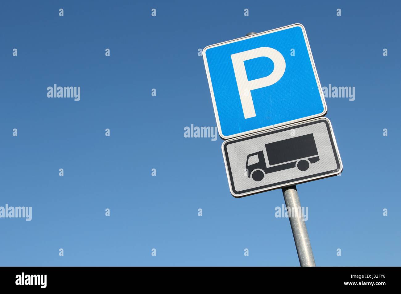 Deutsche Verkehrszeichen: Parkplatz für LKW Stockfoto