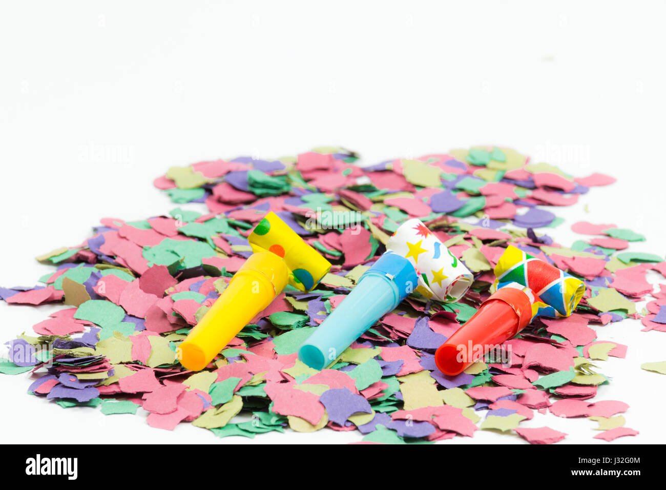 Konfetti und Partei Gebläse auf weißem Hintergrund Stockfoto