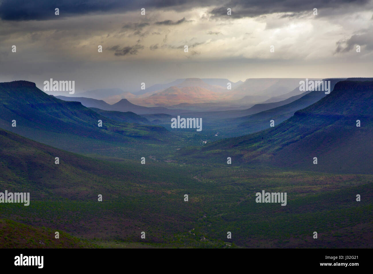 Namibia in der Kunene Region Damaraland, Grootberg Plateau mit Blick auf das Flusstal Klip Stockfoto