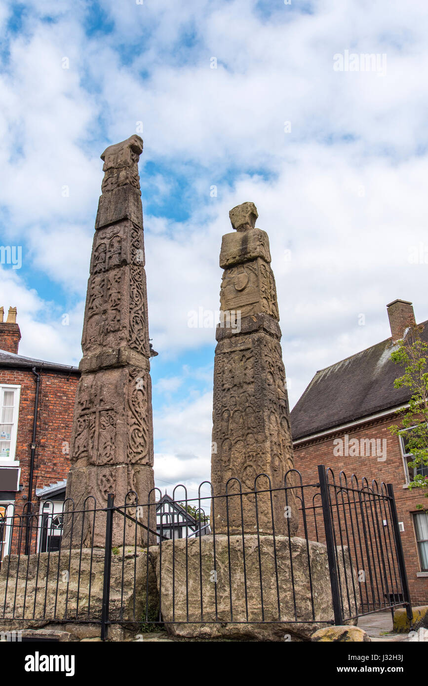 Sächsischen Kreuze in der malerischen Stadt Sandbach in South Cheshire England Stockfoto