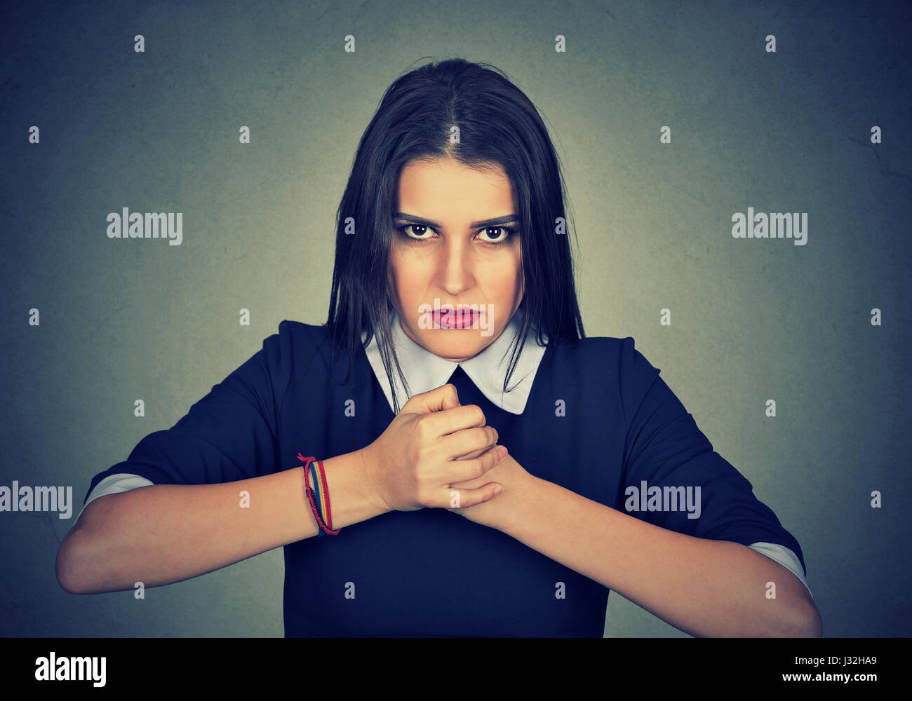 Porträt von wütenden Frau bereit zu kämpfen Stockfoto