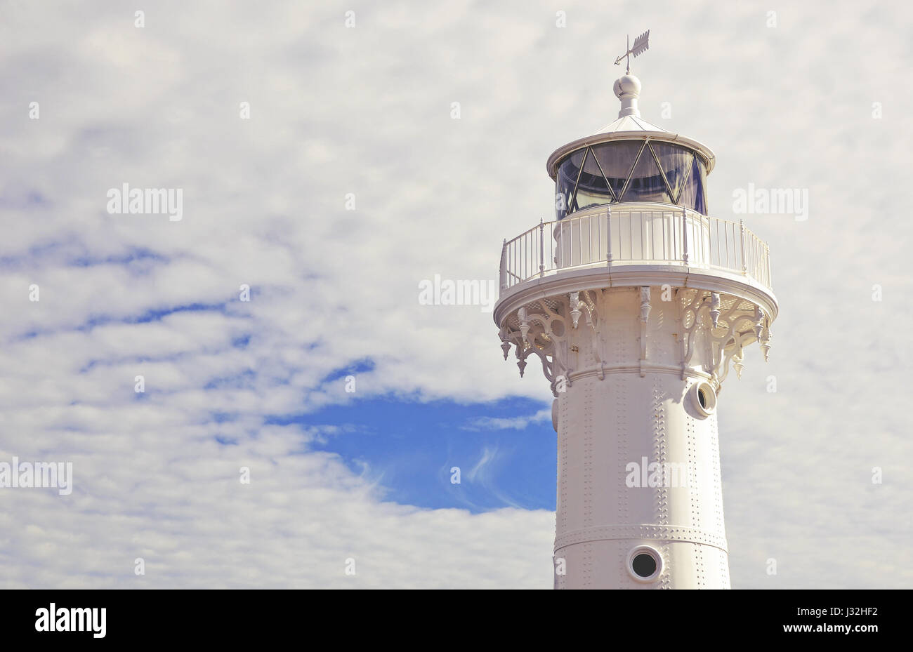 Nahaufnahme eines weißen Leuchtturm gegen eine blaue Wolke gefüllt Himmel in Wollongong Harbour, New South Wales, Australien Stockfoto