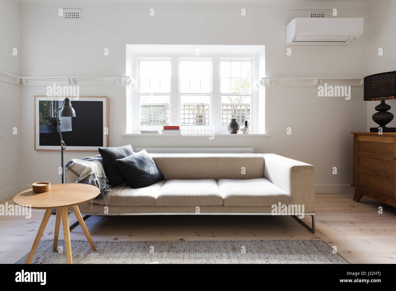 Wunderschön gestaltete Innenraum Wohnzimmer Sofa und Couchtisch in einer renovierten Wohnung Stockfoto