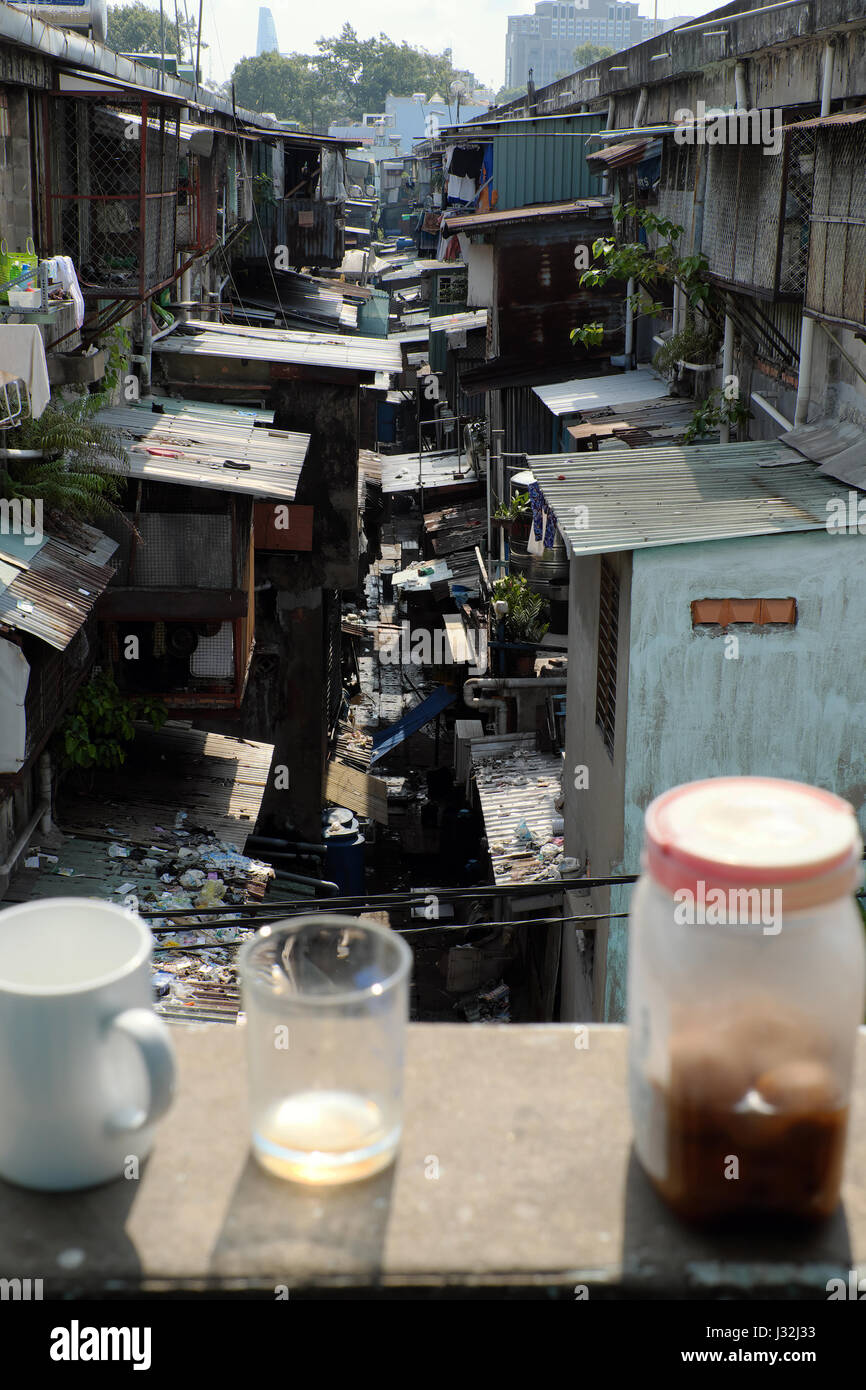 Schreckliche Szene hinter der alten Wohnhaus, Erweiterung Wohnraum wie Cote Gefahren, unsichere Situation, Müll und Abfall verschmutzt unhygienisch Stockfoto