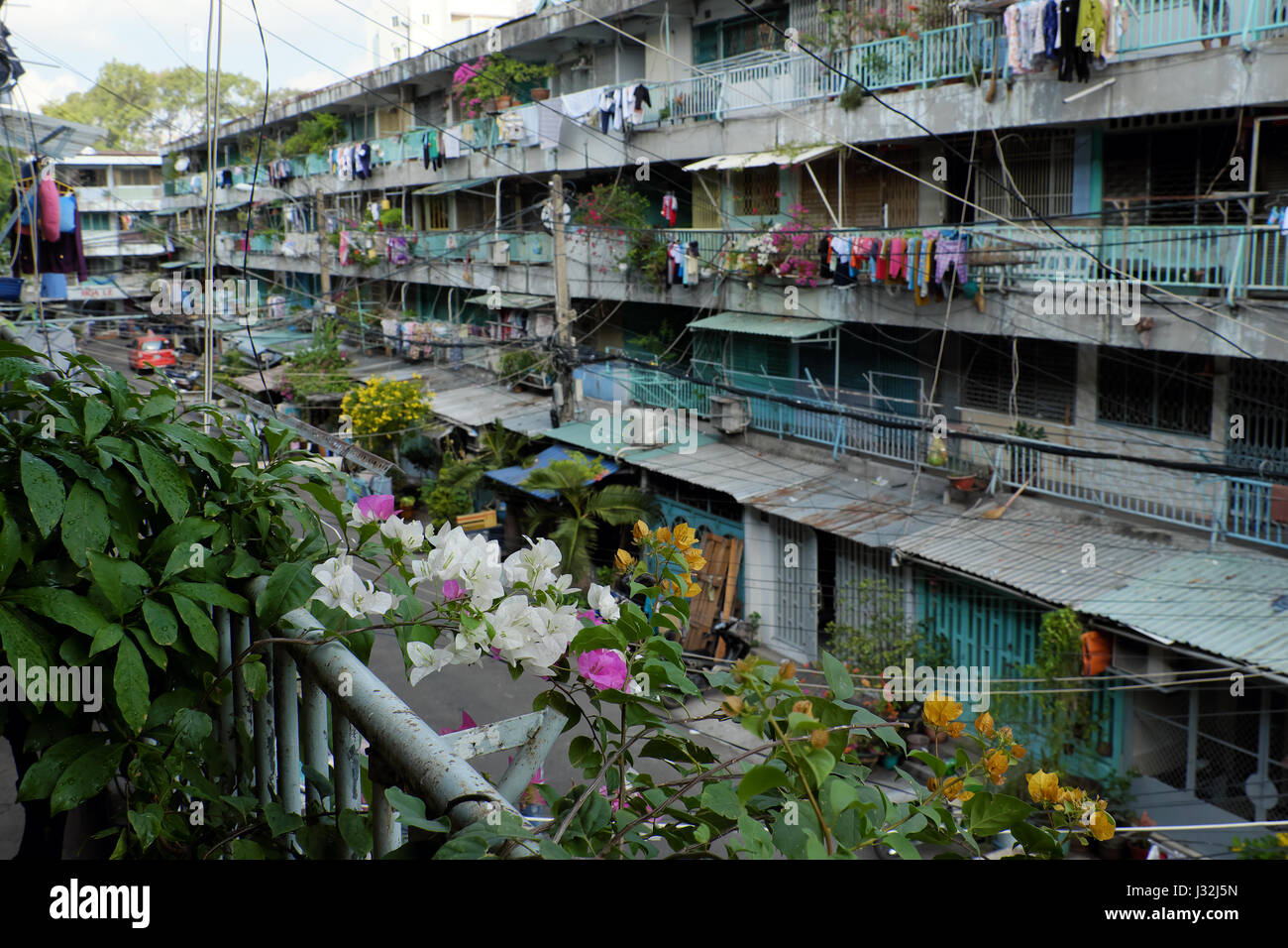 Ho-Chi-Minh-Stadt, Vietnam, Übersicht der alten Mietshaus in Downgrade Bühne am Tag blockieren der Wohnung mit Zeilensprung Elektrokabel in Vietnam Stockfoto