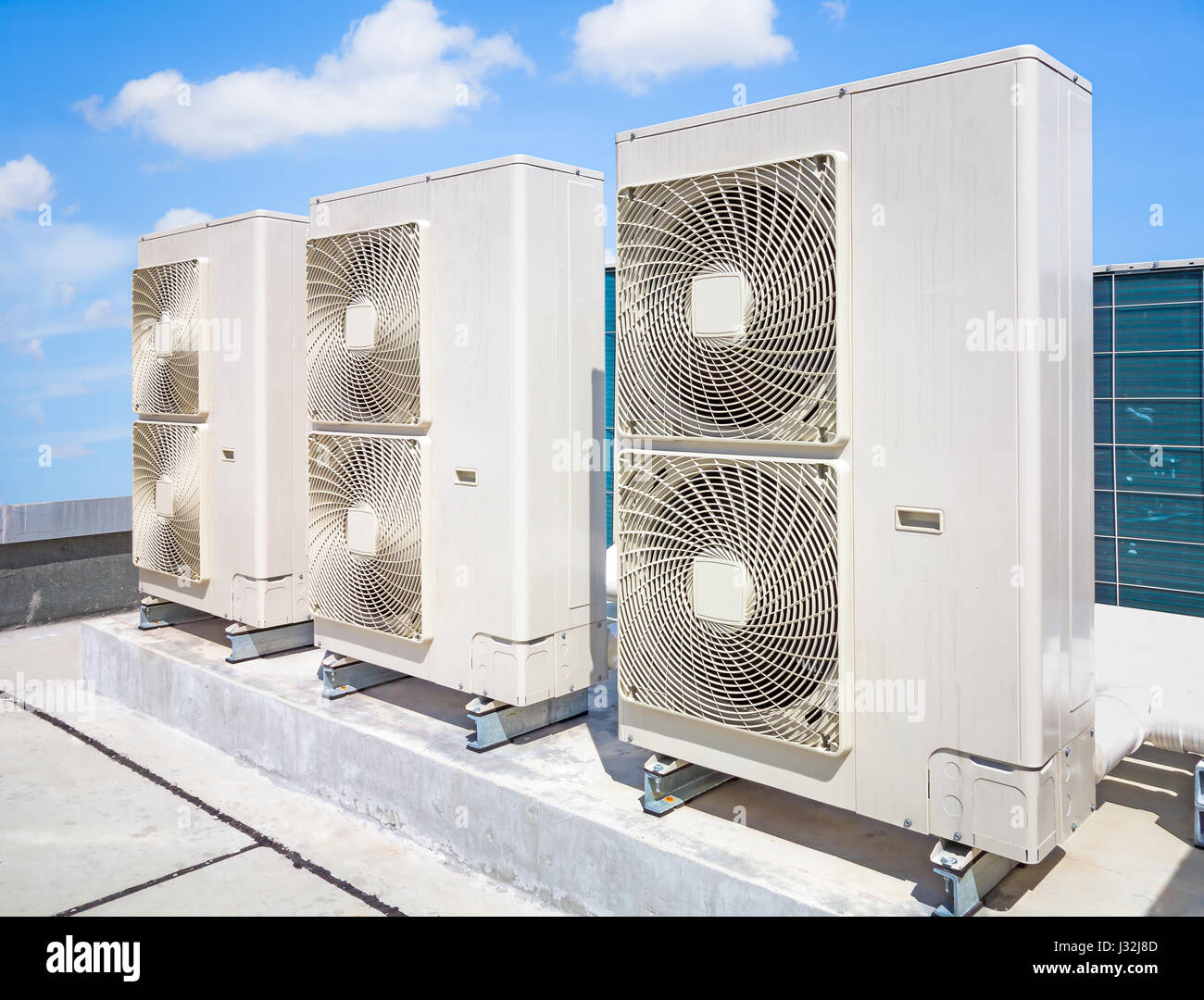 Luft Kompressor Maschinenteil der Klimaanlage System auf Dachterrasse mit Himmelshintergrund. Stockfoto Luft Kompressor Maschinenteil der Klimaanlage System auf Dachterrasse mit Himmelshintergrund. Stockfoto