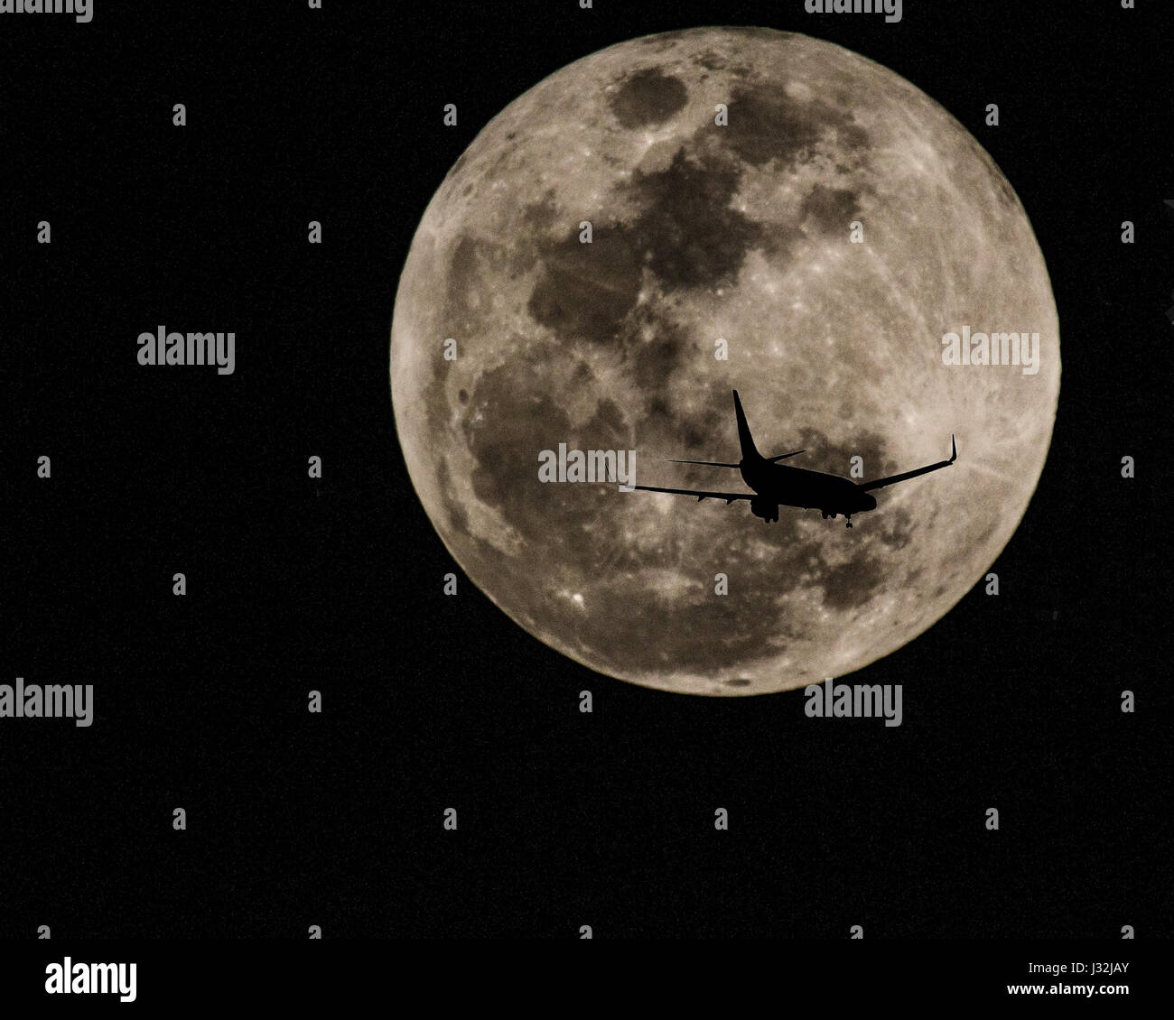 Jet Transit Überfahrt voll hell supermoon Stockfoto