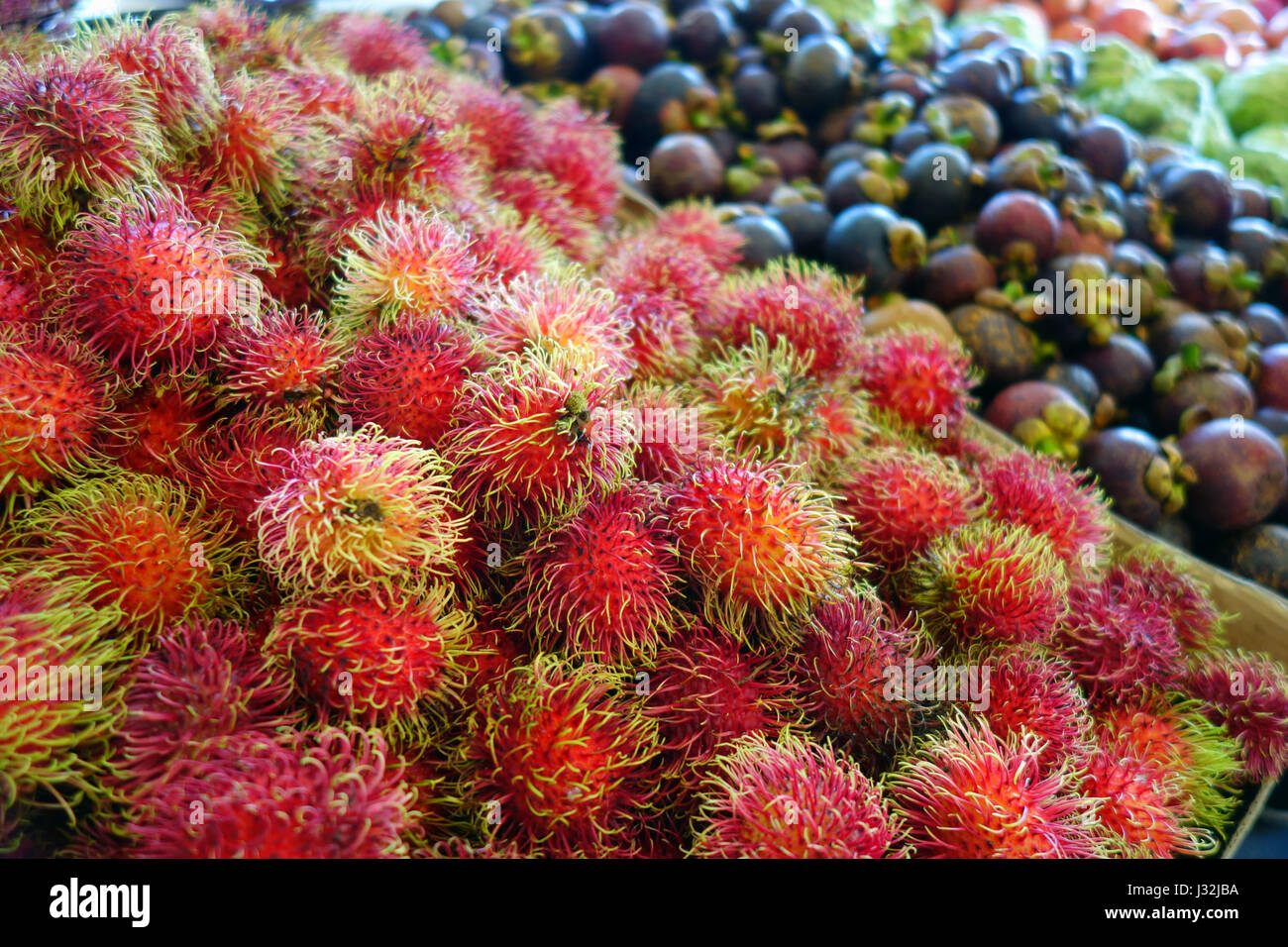 Stäbchen, Mangostanfrüchte und andere tropische Früchte auf Rustys Märkte, Cairns, Queensland, Australien Stockfoto