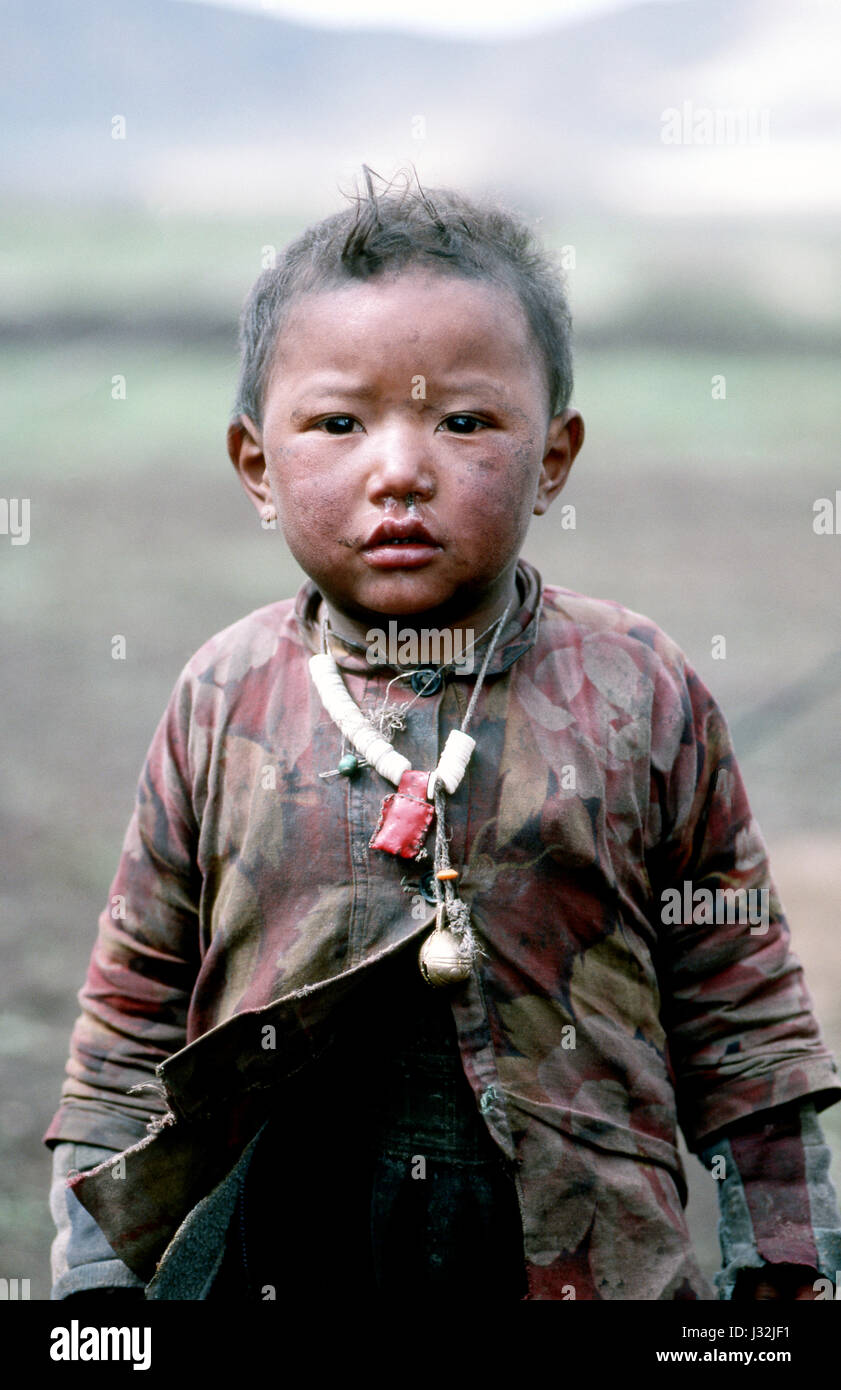 Junge tibetische Junge aus dem Grasland von Tibet, China Stockfoto