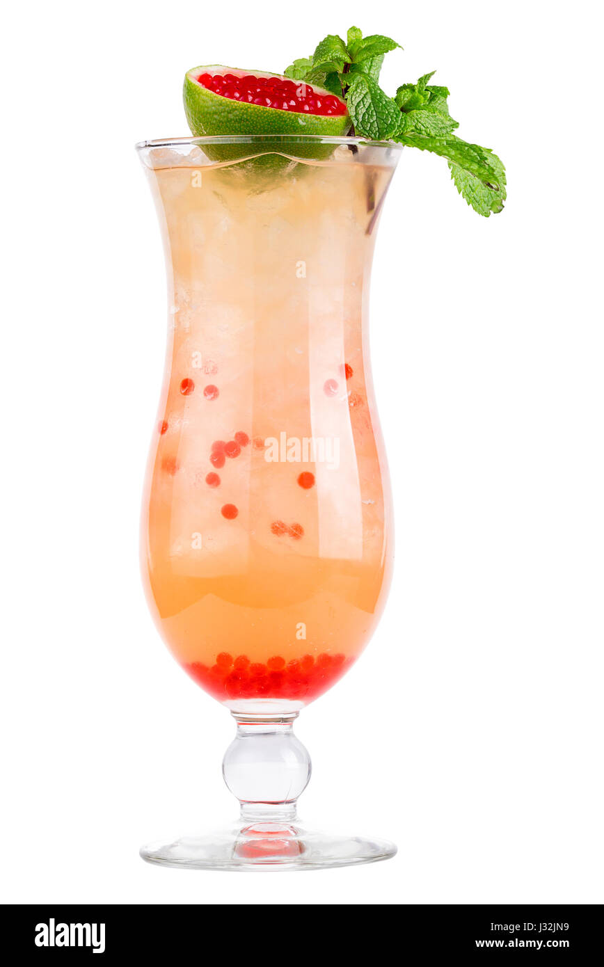 Erfrischenden kalten Cocktail in ein Glas dekoriert mit Limette und Minze. Cocktail - Molekular-Küche. isoliert Stockfoto