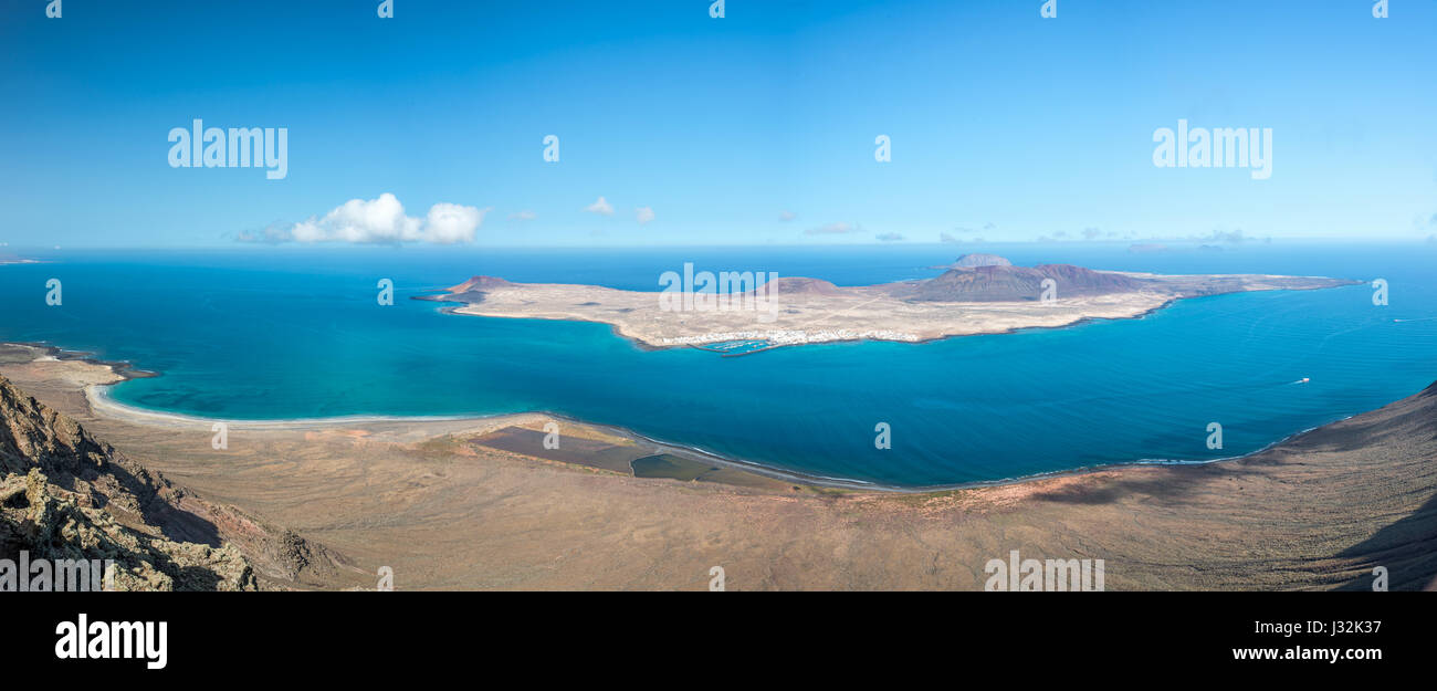 Panorama der Insel La Graciosa, Luftaufnahme vom Mirador del Rio in Lanzarote, Kanarische Inseln, Spanien Stockfoto